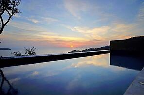 Grand Bleu Ocean View Pool Suite