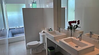 Grand Bleu Ocean View Pool Suite