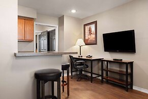 Eagle's Den Suites Cotulla a Travelodge by Wyndham