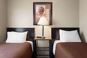 Eagle's Den Suites Cotulla a Travelodge by Wyndham