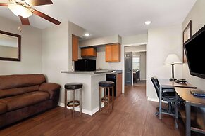 Eagle's Den Suites Cotulla a Travelodge by Wyndham