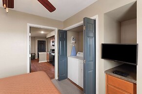 Eagle's Den Suites Cotulla a Travelodge by Wyndham