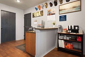 Eagle's Den Suites Cotulla a Travelodge by Wyndham