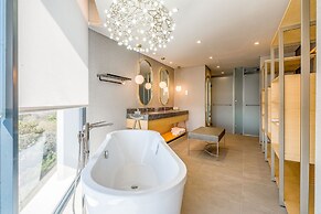 Radisson Hotel and Convention Centre OR Tambo Airport