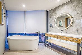 Radisson Hotel and Convention Centre OR Tambo Airport