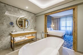 Radisson Hotel and Convention Centre OR Tambo Airport