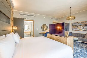 Radisson Hotel and Convention Centre OR Tambo Airport