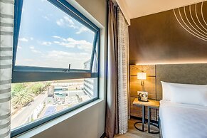 Radisson Hotel and Convention Centre OR Tambo Airport