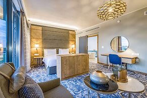 Radisson Hotel and Convention Centre OR Tambo Airport