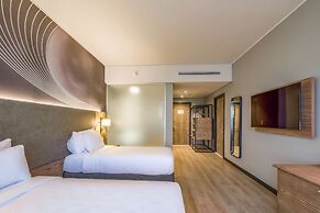 Radisson Hotel and Convention Centre OR Tambo Airport