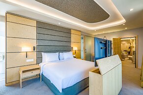 Radisson Hotel and Convention Centre OR Tambo Airport
