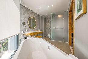 Radisson Hotel and Convention Centre OR Tambo Airport