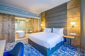 Radisson Hotel and Convention Centre OR Tambo Airport