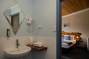 Tullah Lakeside Lodge