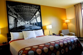 Super 8 by Wyndham Fox Creek