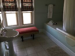 The Inn at Ragged Edge