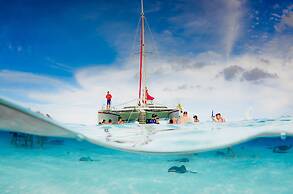 Holiday Inn Resort Grand Cayman by IHG