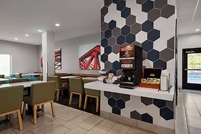 La Quinta Inn & Suites by Wyndham Gonzales LA