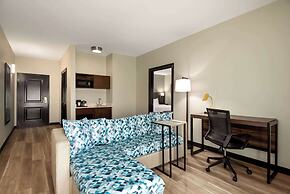 La Quinta Inn & Suites by Wyndham Gonzales LA