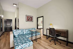 La Quinta Inn & Suites by Wyndham Gonzales LA