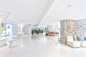 FERGUS Style Cala Blanca Suites