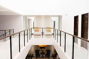 Holiday Suites Business District (Empire Suites Hotel)