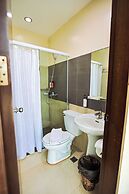 Holiday Suites Business District (Empire Suites Hotel)