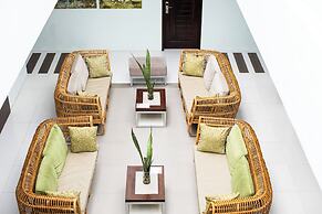 Holiday Suites Business District (Empire Suites Hotel)