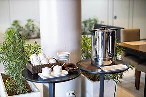 Holiday Suites Business District (Empire Suites Hotel)