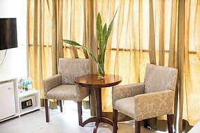 Holiday Suites Business District (Empire Suites Hotel)