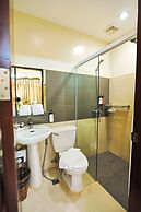 Holiday Suites Business District (Empire Suites Hotel)