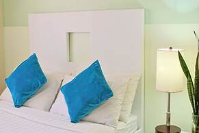 Holiday Suites Business District (Empire Suites Hotel)