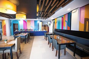 Holiday Suites Business District (Empire Suites Hotel)