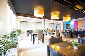 Holiday Suites Business District (Empire Suites Hotel)