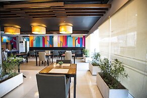 Holiday Suites Business District (Empire Suites Hotel)