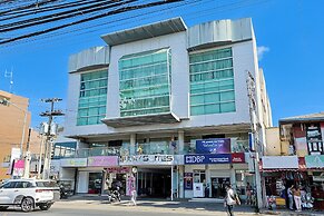 Holiday Suites Business District (Empire Suites Hotel)