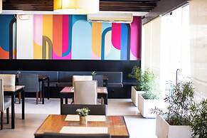 Holiday Suites Business District (Empire Suites Hotel)