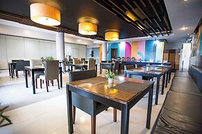 Holiday Suites Business District (Empire Suites Hotel)