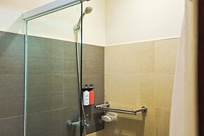 Holiday Suites Business District (Empire Suites Hotel)