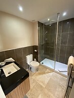 The Three Horseshoes Hotel