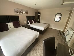 The Three Horseshoes Hotel