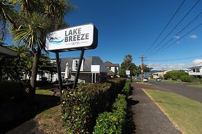 Lake Breeze Motel