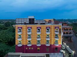 Foxoso Taj View Hotel