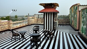 Foxoso Taj View Hotel