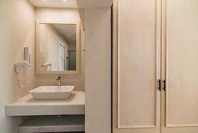 Belussi Beach Hotel & Suites