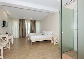 Belussi Beach Hotel & Suites