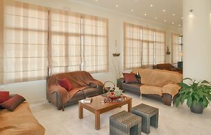 Belussi Beach Hotel & Suites