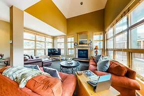 Luxury 3 Bedroom Mountain Condo in River Run Village with Beautiful Mo