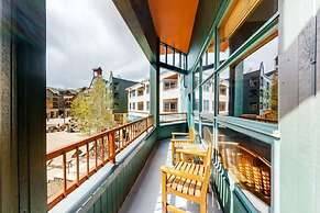 Luxury 3 Bedroom Mountain Condo in River Run Village with Beautiful Mo