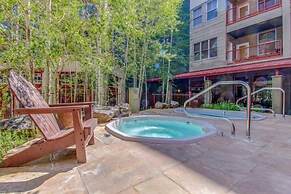 Luxury 3 Bedroom Mountain Condo in River Run Village with Beautiful Mo